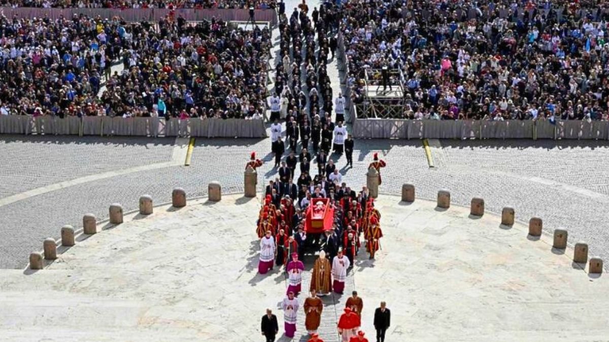 El féretro del papa Francisco llegando a la Basílica de San Pedro.