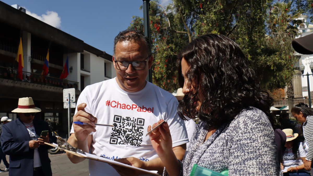 Ciudadanos acudieron a la Plaza Grande para firmar por la revocatoria del alcalde de Pabel Muñoz
