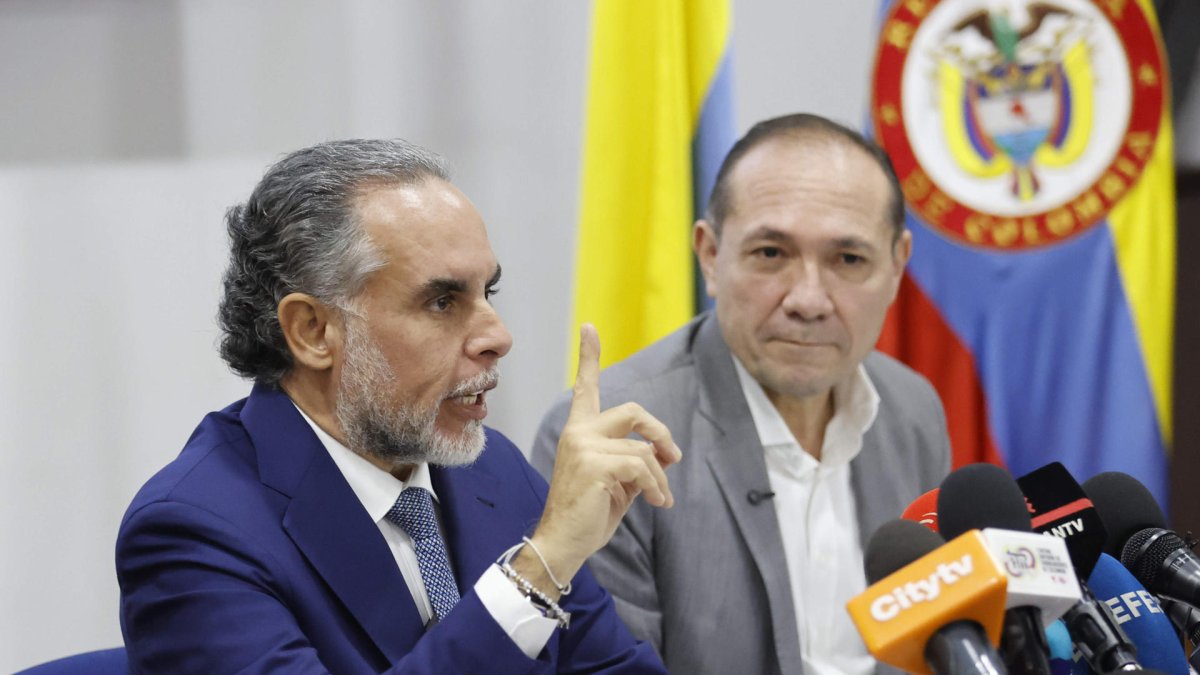 Los ministros colombianos de Interior Armando Bendetti (i) y de Trabajo Antonio Sanguino hablan en la presentación de las preguntas que serán incluidas en la consulta popular. Colombia.