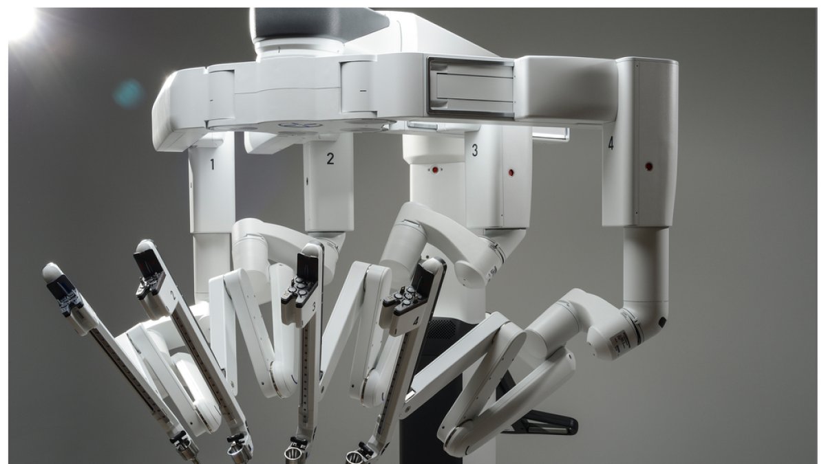 El robot Da Vinci permite que las cirugías sean más rápidas y menos invasivas, con incisiones más pequeñas.