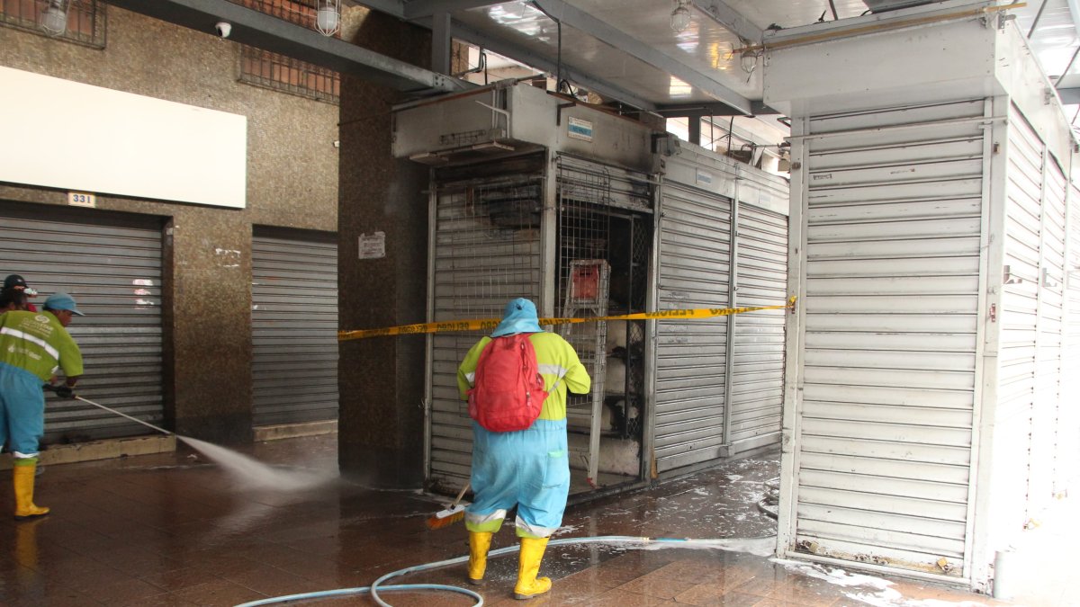 Un incendio consumió la parte interior de un quiosco en la Bahía de Guayaquil, este miércoles 23 de abril.