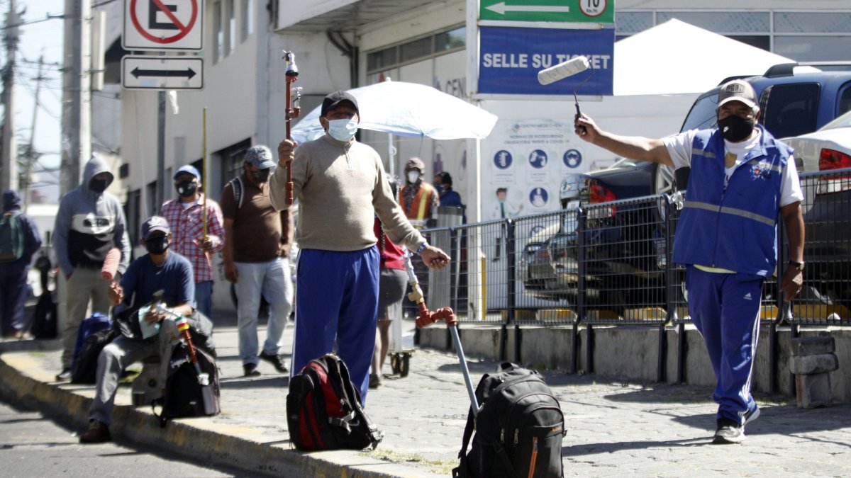 Personas ofrecen sus servicios en las calles, ante la falta de empleo.