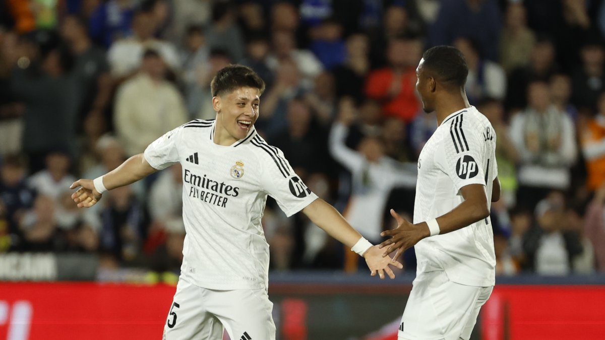 El volante turco Arda Guler (i) celebra su gol durante el partido ante el Getafe.