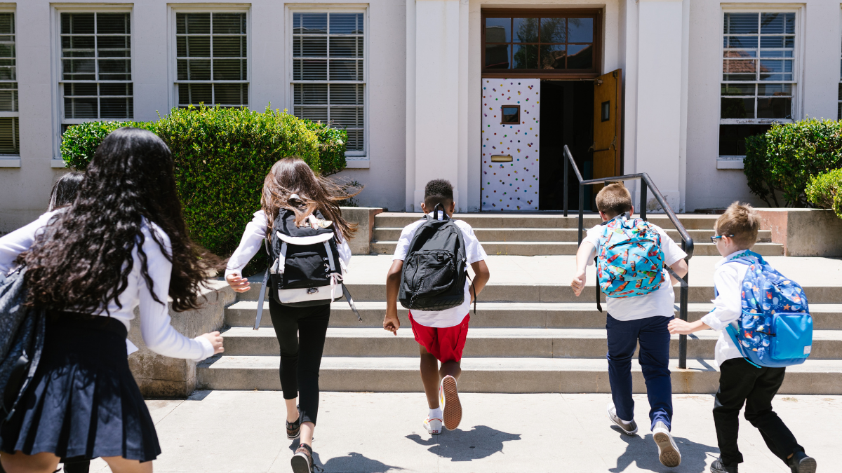 La nueva normativa en Ecuador prohíbe grabar a los estudiantes sin el consentimiento de sus representantes legales, protegiendo su privacidad.