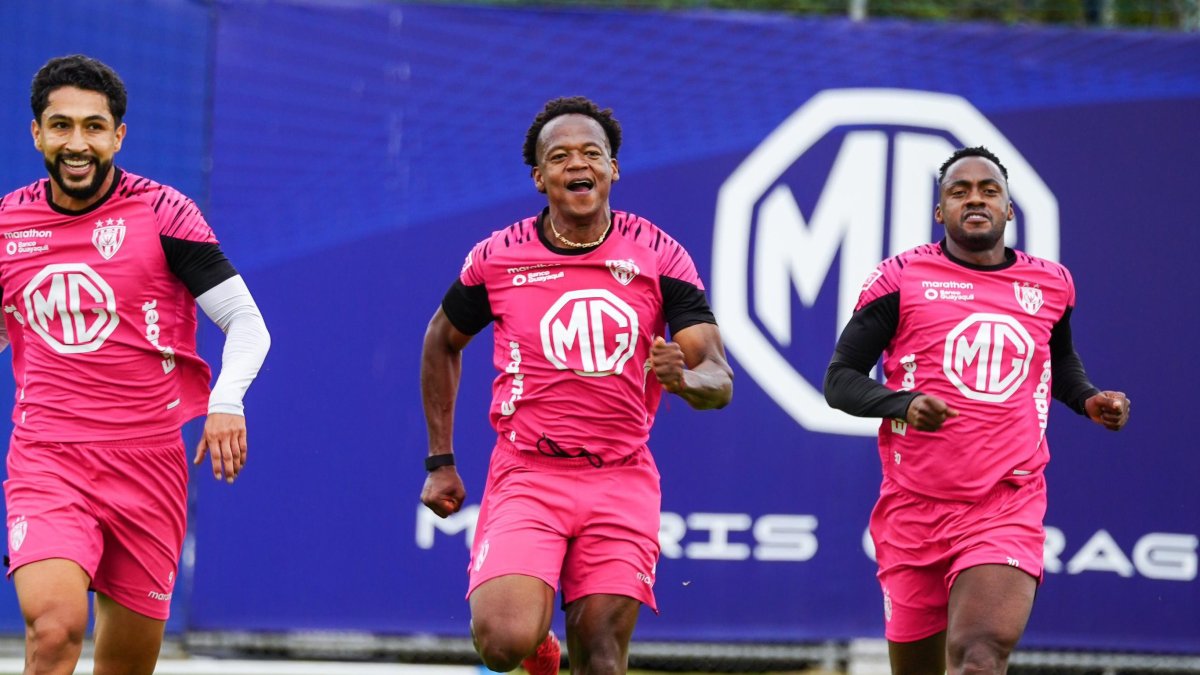 Jugadores del Independiente del Valle cumplen una prueba de velocidad durante una sesión de entrenamiento.