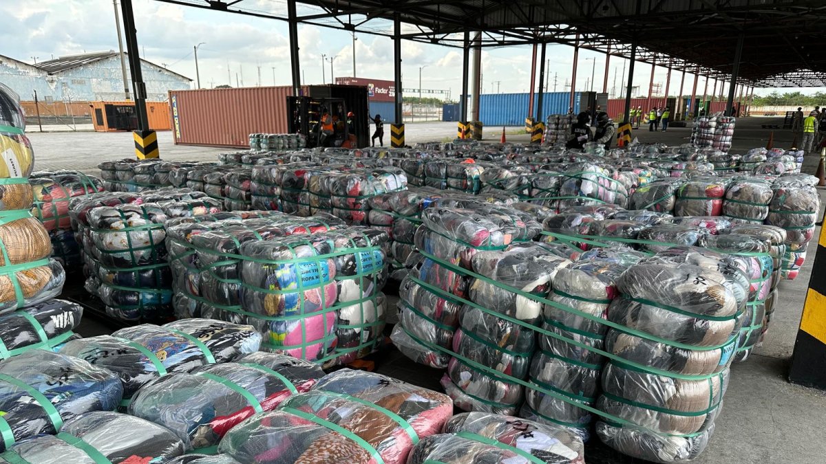 En el Puerto de Guayaquil las autoridades descubren un contrabando de ropa usada.