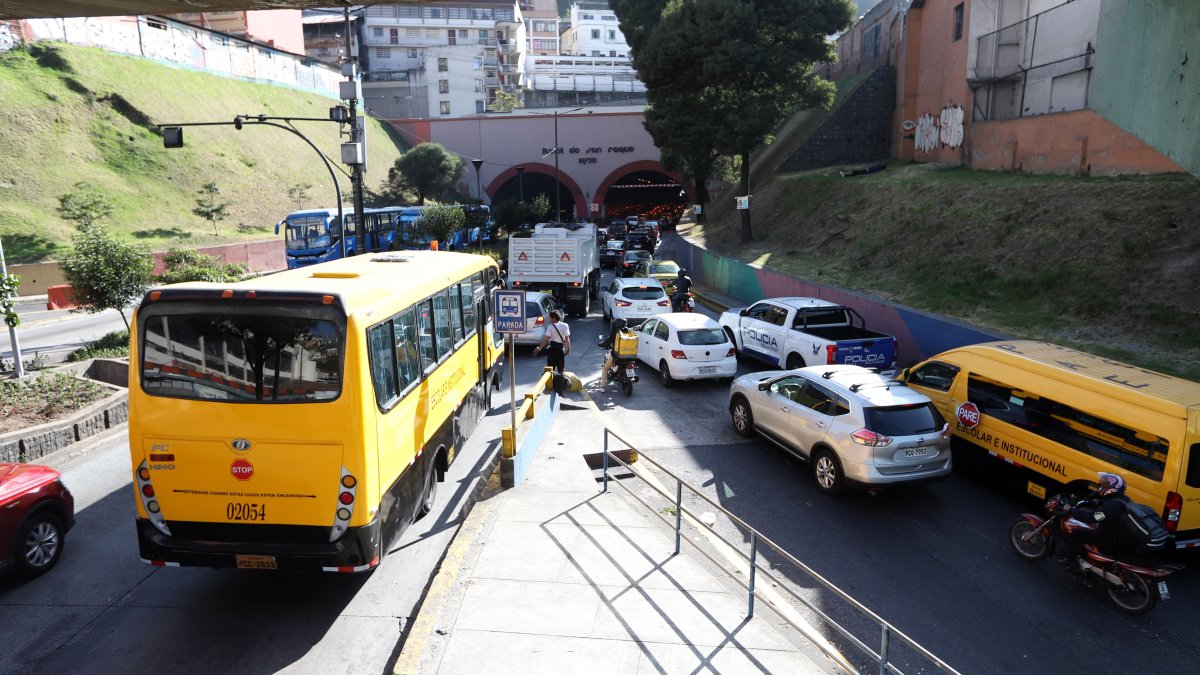 Con el fin de reducir la congestión, la ciudad emplea el Pico y placa y cuatro contraflujos.