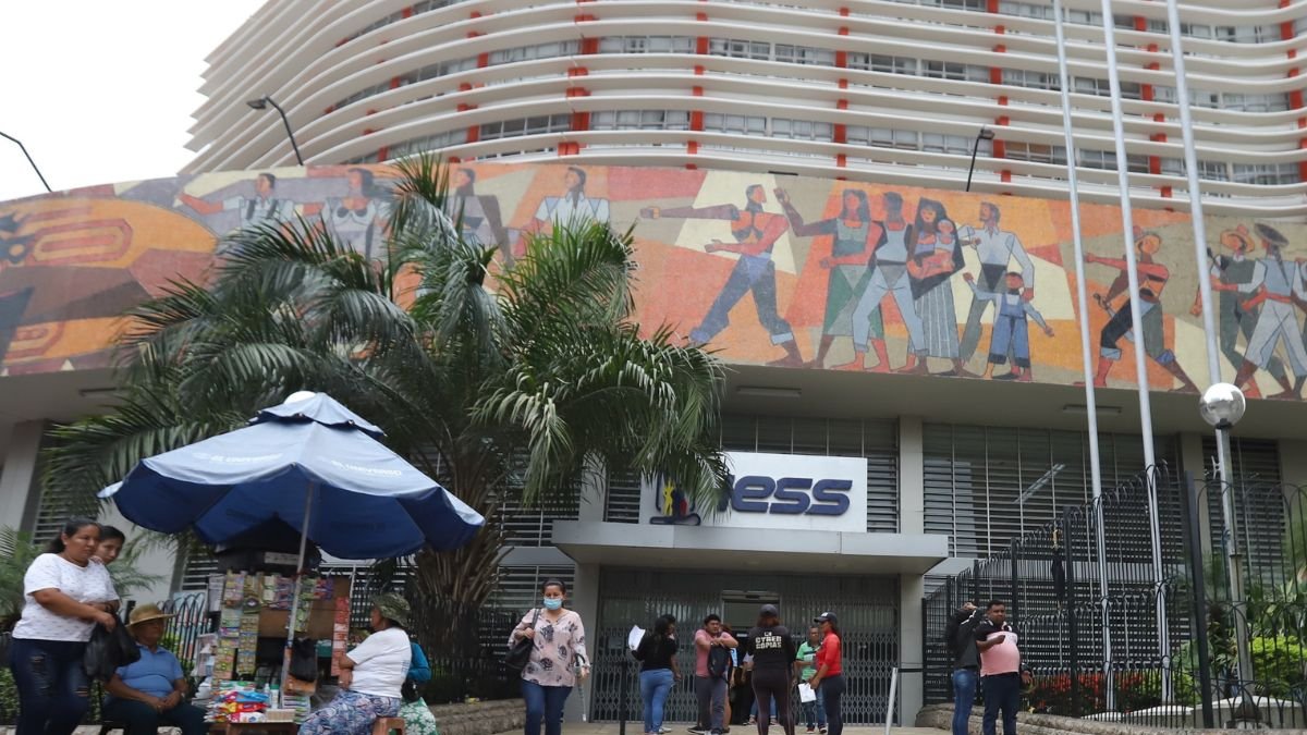 Fachada del IESS en Guayaquil, institución que ratificó su compromiso con la sostenibilidad del sistema sin modificar la edad de jubilación.