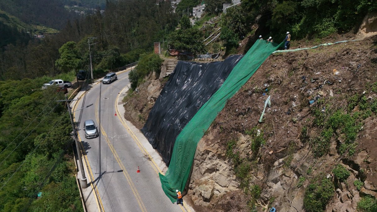 El fuerte temporal afectó la av. de los Conquistadores. Con geomembrana se protegen los taludes.