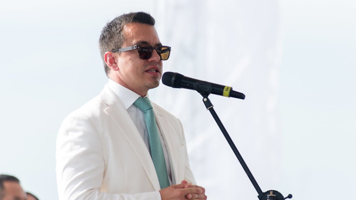 Explosivos, armas de fuego y panfletos amenazantes fueron hallados en Puerto Bolívar durante un operativo policial previo a la visita presidencial de Daniel Noboa.