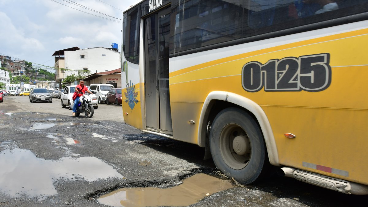 Baches. Uno de los reclamos que más resuena en Durán está ligado al estado en el que se encuentran las calles: minadas, con huecos por doquier y enormes.