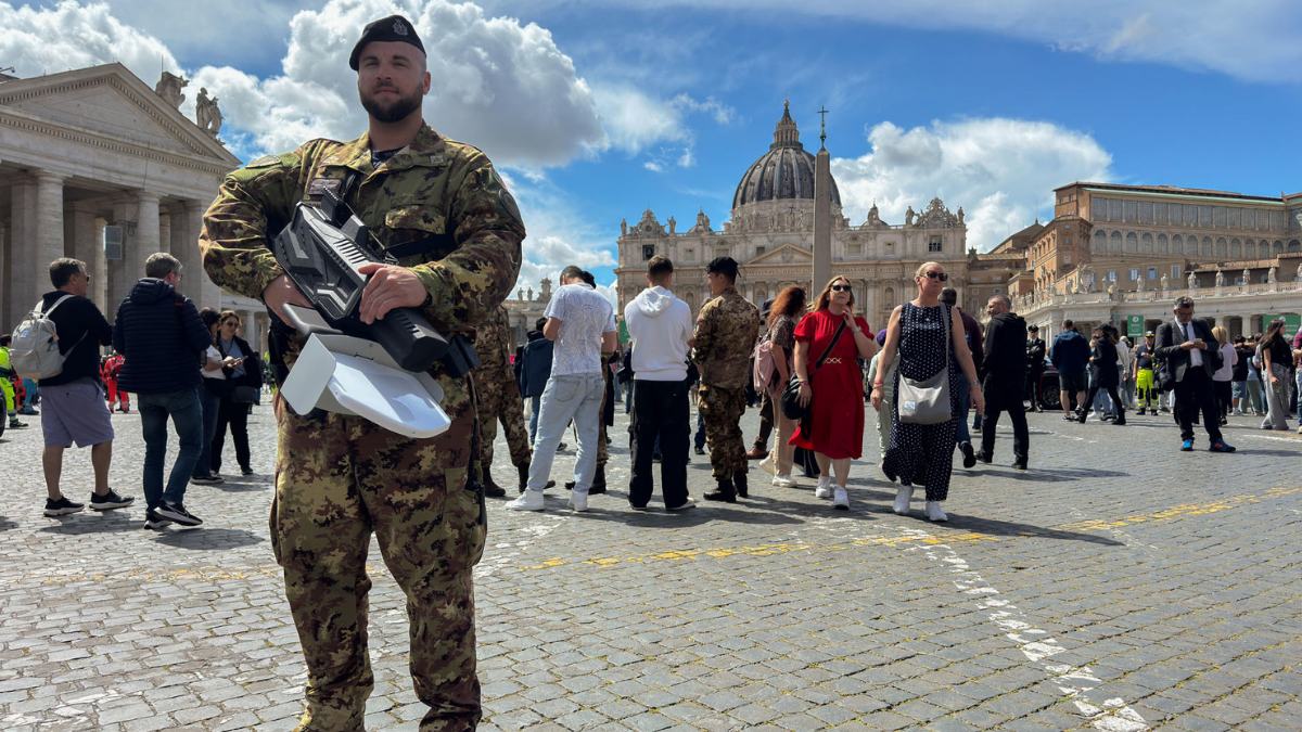 Un soldado del Ejército con un sistema antidrones en los alrededores de la plaza San Pedro del Vaticano, en el segundo de los tres días que la Basílica permanece abierta para que los fieles den el último adiós al papa Francisco.
