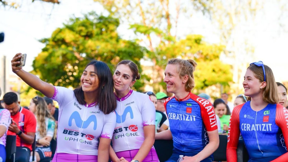 La quiteña Marcela Peñafiel (i), con el equipo Movistar Best PC, compitió en varias pruebas en El Salvador junto a ciclistas que incluso disputan el World Tour de damas.