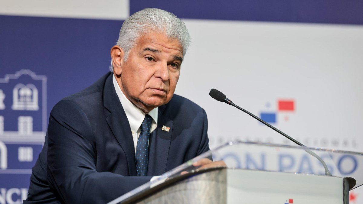 El presidente de Panamá, José Raúl Mulino, hablando durante una rueda de prensa este jueves 24 de abril de 2025, en Ciudad de Panamá (Panamá)