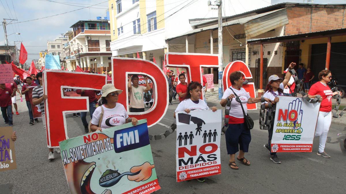 Una de las marchas de los gremios de trabajos donde solicitaron no más despidos.