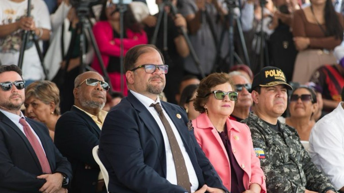 Ivonne Núñez en la sesión solemne de El Oro, antes de poner a disposición su cargo de ministra de Trabajo.