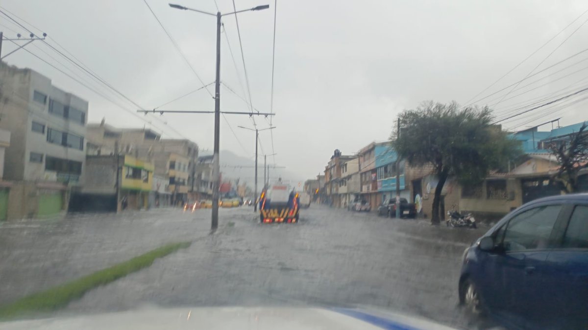 El agua cubrió los seis carriles de un tramo de la av. Teniente Hugo Ortiz, en Solanda, sur de Quito.