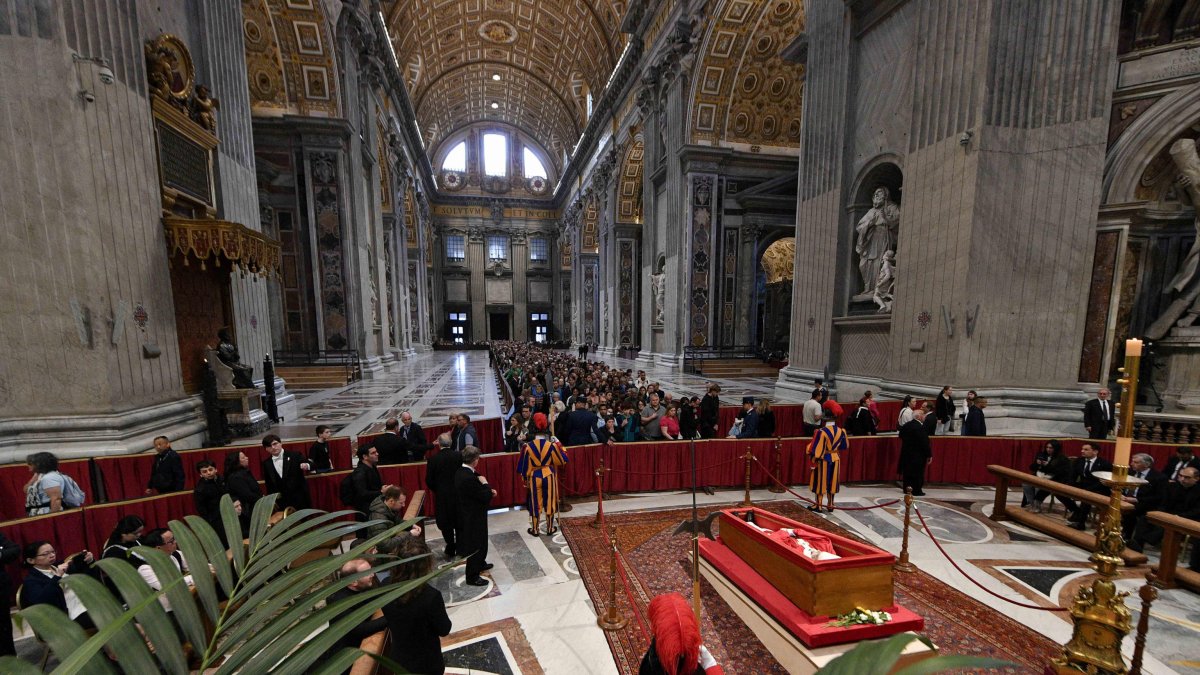 El público rinde homenaje al difunto Papa Francisco durante su velatorio en la Basílica de San Pedro, en la Ciudad del Vaticano.