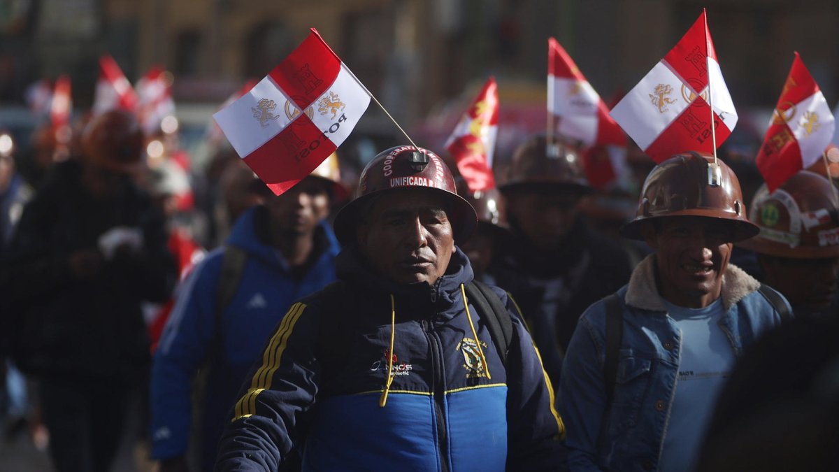 Un grupo de mineros participa en una protesta este miércoles, en La Paz (Bolivia).