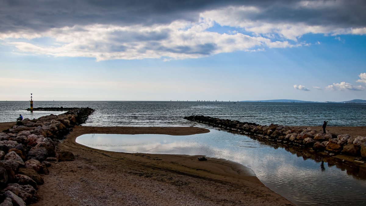 En la imagen de archivo, vista del 7 de febrero de 2022 de la desembocadura del Torrent Gros y del Emisario Torrent Gros en la Bahía de Palma. 