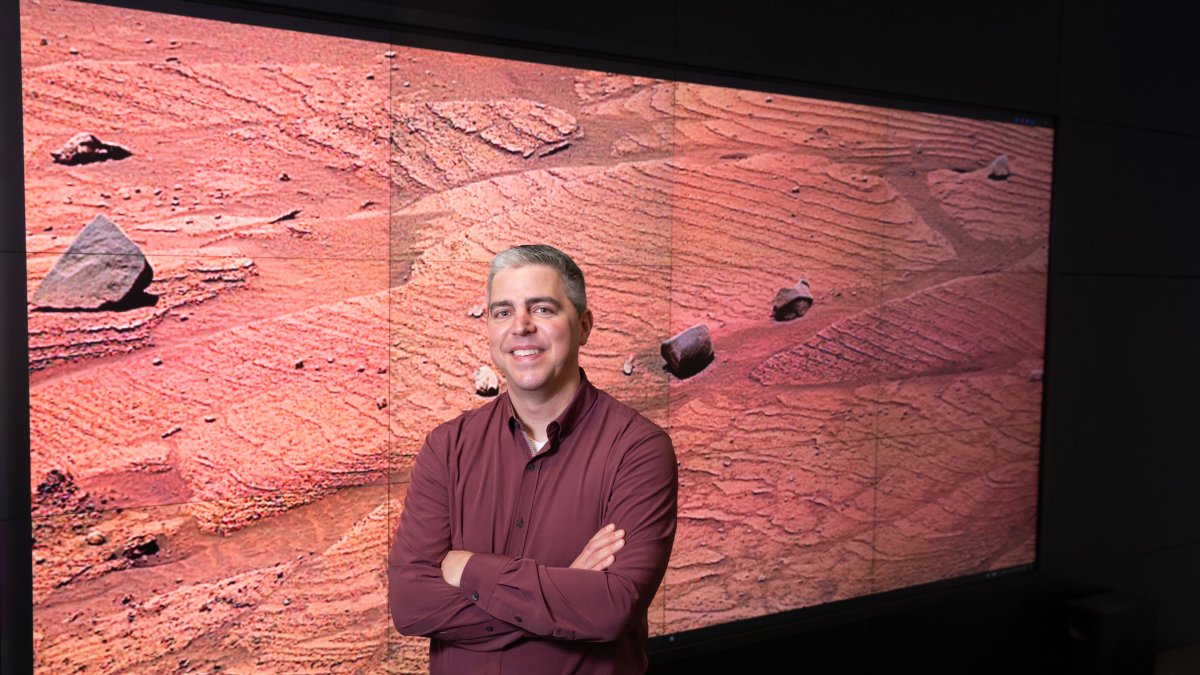 Ben Tutolo, profesor asociado del Departamento de Tierra, Energía y Medio Ambiente de la Facultad de Ciencias de la Universidad de Calgary, es el investigador principal de un trabajo sobre Marte. 