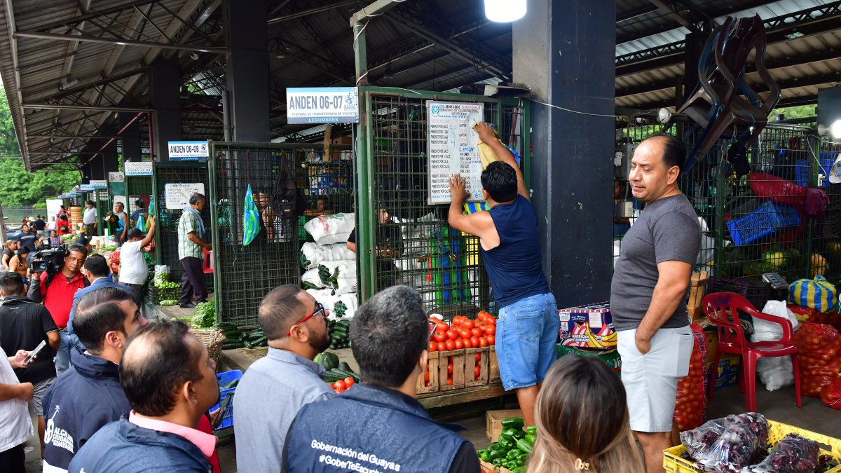 Ante la presencia de la autoridad los comerciantes borraron los precios altos para poner los referenciales.