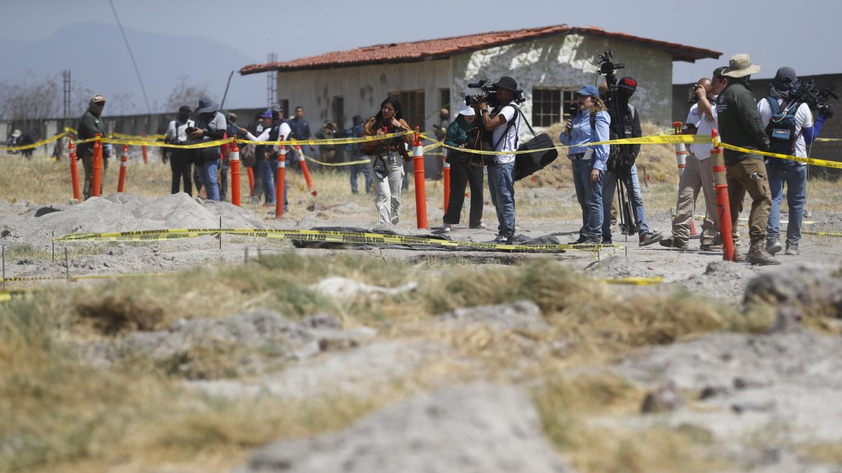 Integrantes de medios de comunicación recorren el Rancho Izaguirre en el municipio de Teuchitlán, Jalisco (México).