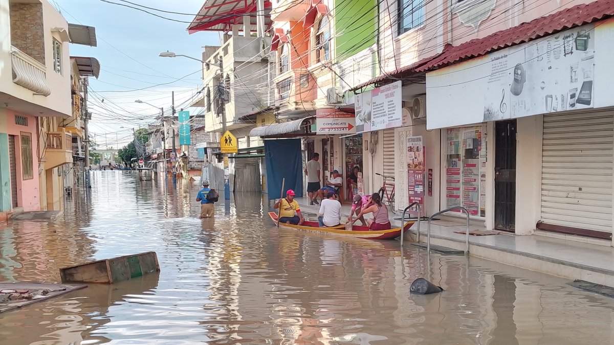 En el centro de Santa Lucía, la única forma de movilizarse es a través de canoas. Los vehículos no pasan. En el lugar todo permanece cerrado.