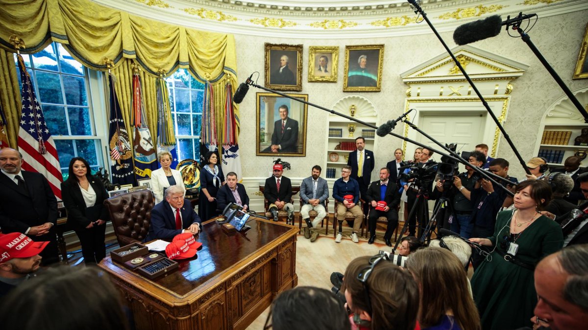 El presidente de Estados Unidos, Donald Trump con periodistas en la Oficina Oval de la Casa Blanca en Washington, DC, EE.UU., el 23 de abril de 2025.