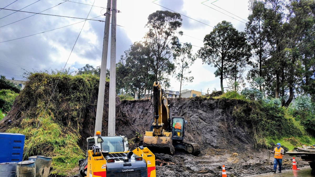 Personal y maquinaria de la Prefectura acudió al sitio para realizar las labores de evacuación del agua acumulada en la quebrada.