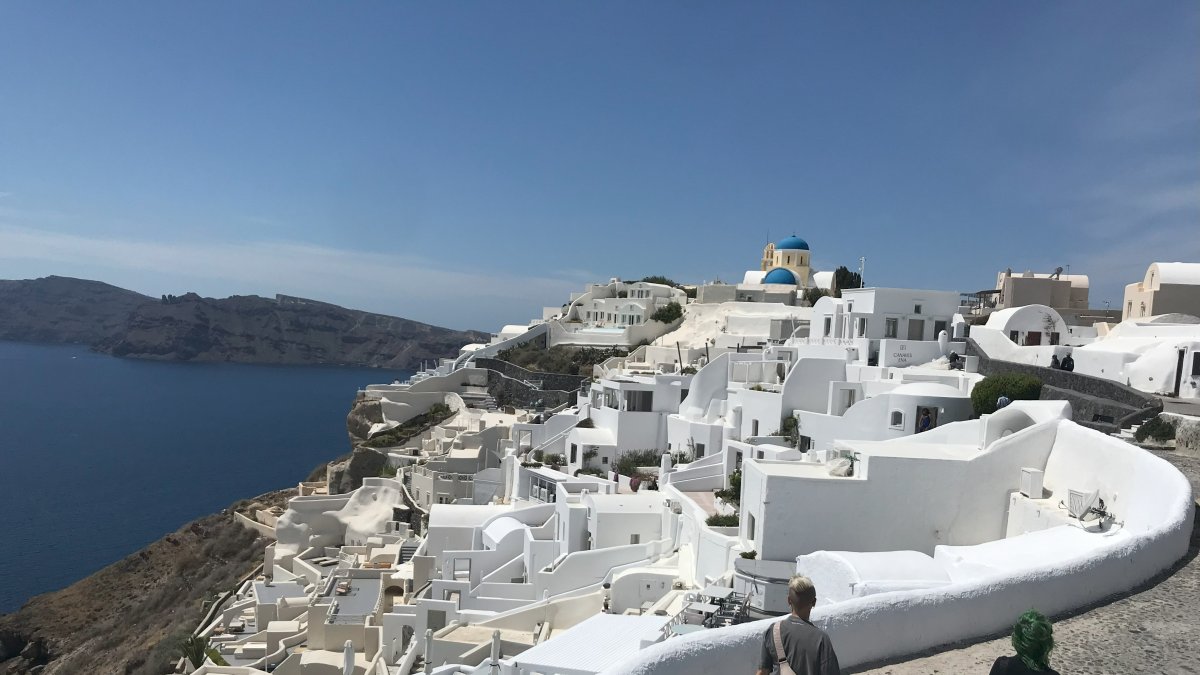 Santorini recibe menos turistas en abril de lo que acostumbra, tras la oleada de sismo.
