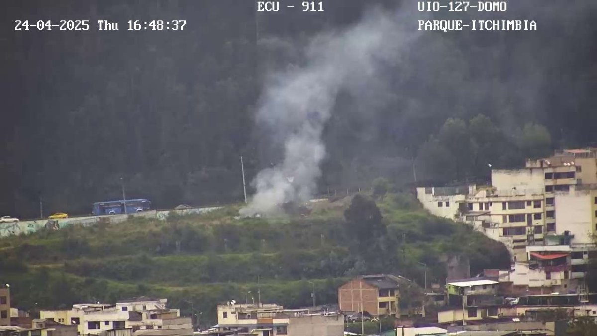 La tarde de este jueves 24 de abril, una columna de humo alarmó a los vecinos del sector Miraflores, al centro-norte de Quito