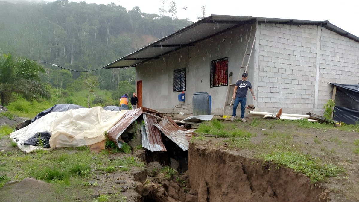 Una falla geológica, probablemente de más de 1.5 kilómetros de longitud, ha empezado a hundir lentamente la zona.