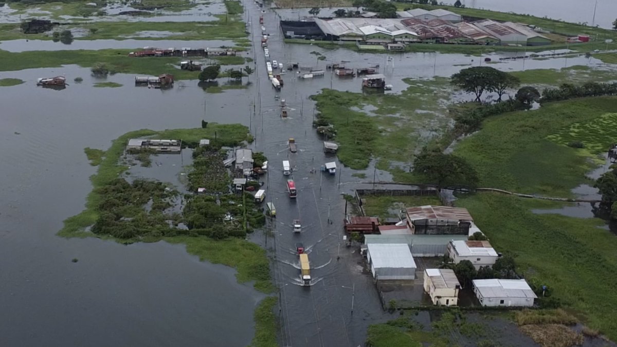 Por la vía Babahoyo-Jujan cruzan a diario decenas de vehículos pesados.