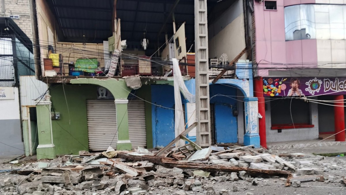 Viviendas sufrieron daños en su estructura luego del sismo de este viernes 25 de abril en Esmeraldas.