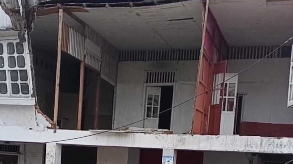 La parte frontal superior de una vivienda colapsó en la ciudad de Esmeraldas tras el fuerte sismo registrado la mañana de este viernes 25 de abril.
