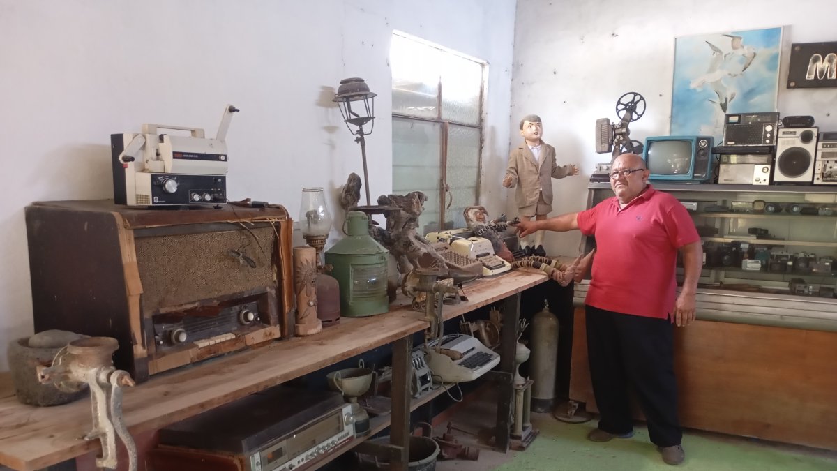 El comedor de Fortunato Maruri en Playas, exhibe una gran cantidad de objetos de antaño que gustan a sus clientes.