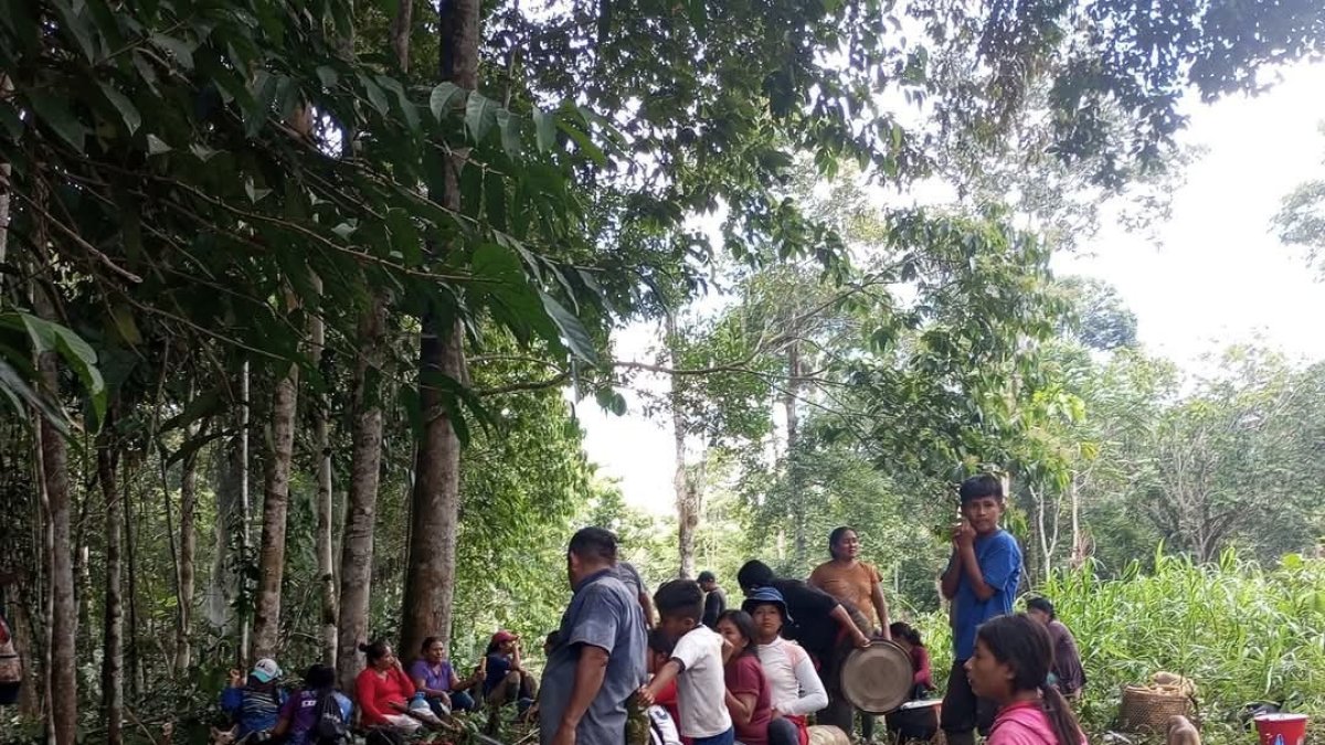 Durante las mingas, cada familia aporta desde lo que tiene y así contribuye a vivir mejor en la comunidad.