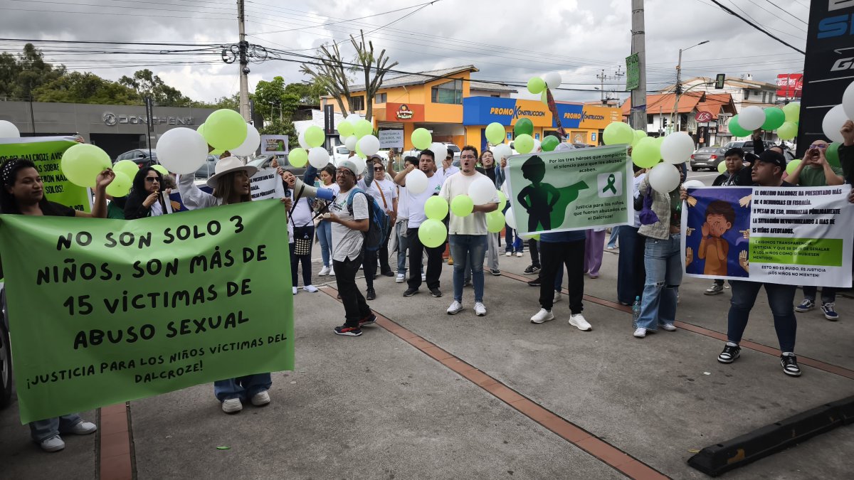 Padres de familia realizaron un plantón en los exteriores de la Unidad Judicial de Rumiñahui