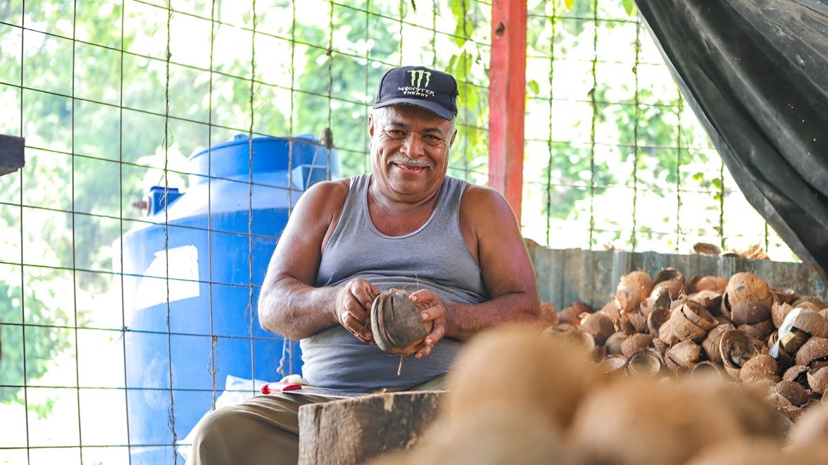 Roberto Quiñónez, un hombre de voz pausada y manos firmes que aprendió el oficio de hacer cocada observando a su madre.