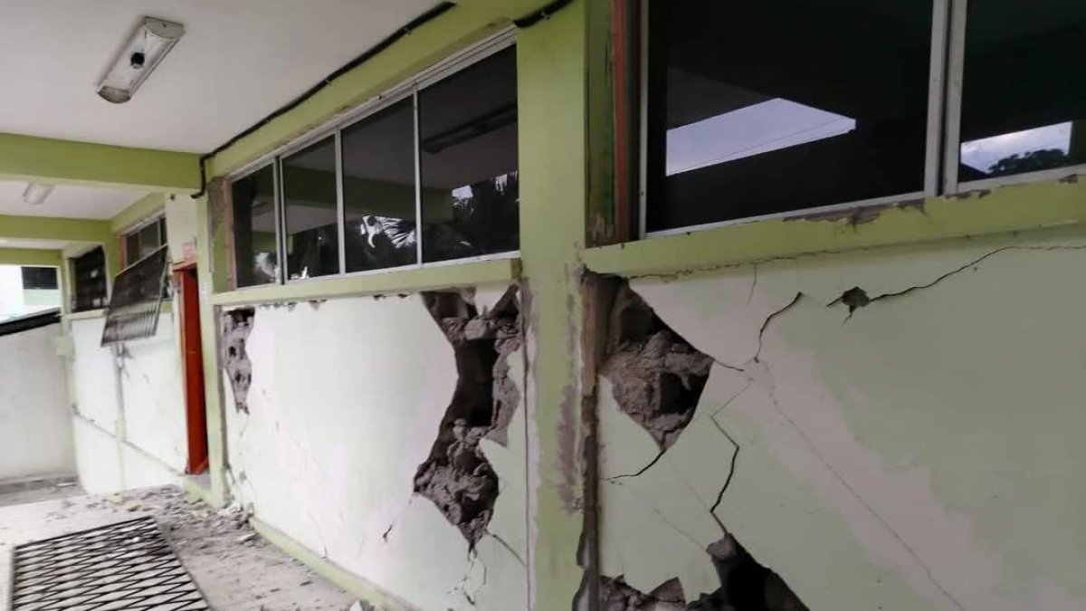 Peligro. El sismo registrado, a las 06:44, en Esmeraldas dejó grandes afectaciones, como las que ocurrieron en la Universidad Luis Vargas Torres; sus paredes sufrieron graves daños.