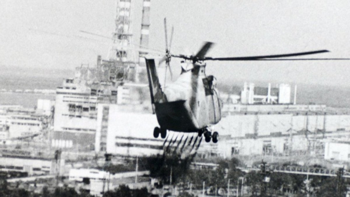 Un helicóptero se acerca a la planta nuclear de Chornobil para examinar los daños en el reactor nuclear en abril de 1986.