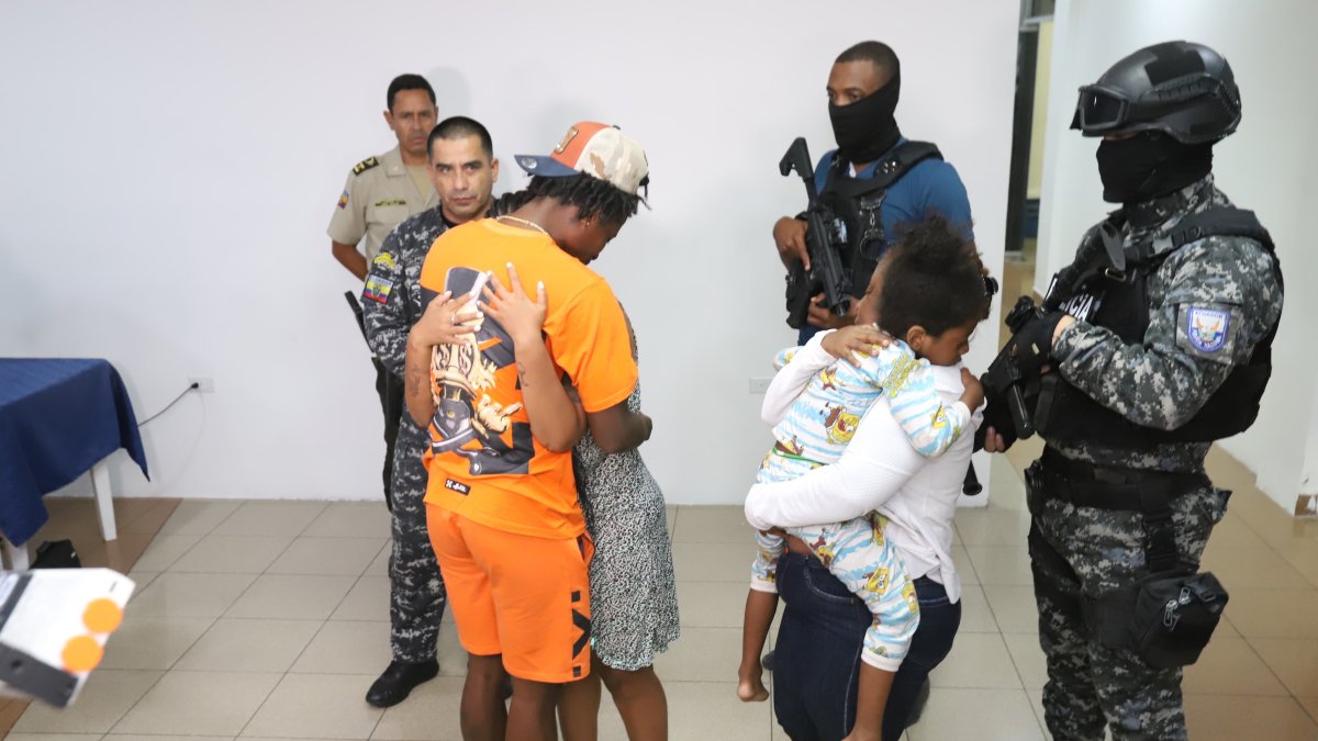 Jackson Rodríguez en el momento mismo que la Policía le entregó de regreso a su familia secuestrada.