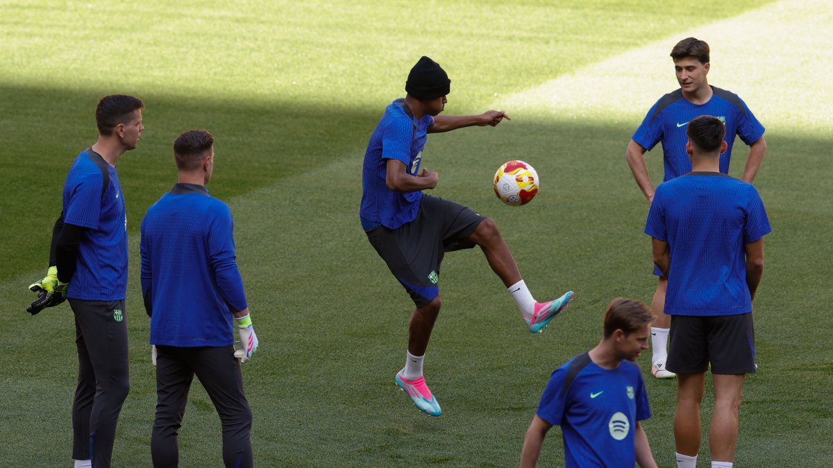 El delantero del Barcelona Lamine Yamal (c) durante uno de los últimos entrenamientos en Sevilla, a la víspera de la final de la Copa del Rey, frente al Real Madrid, en el estadio de la Cartuja.
