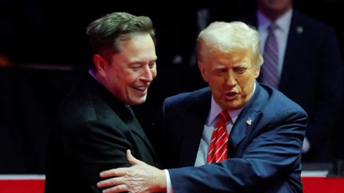 Elon Musk cofundador y líder de Tesla junto al presidente estadounidense Donald Trump