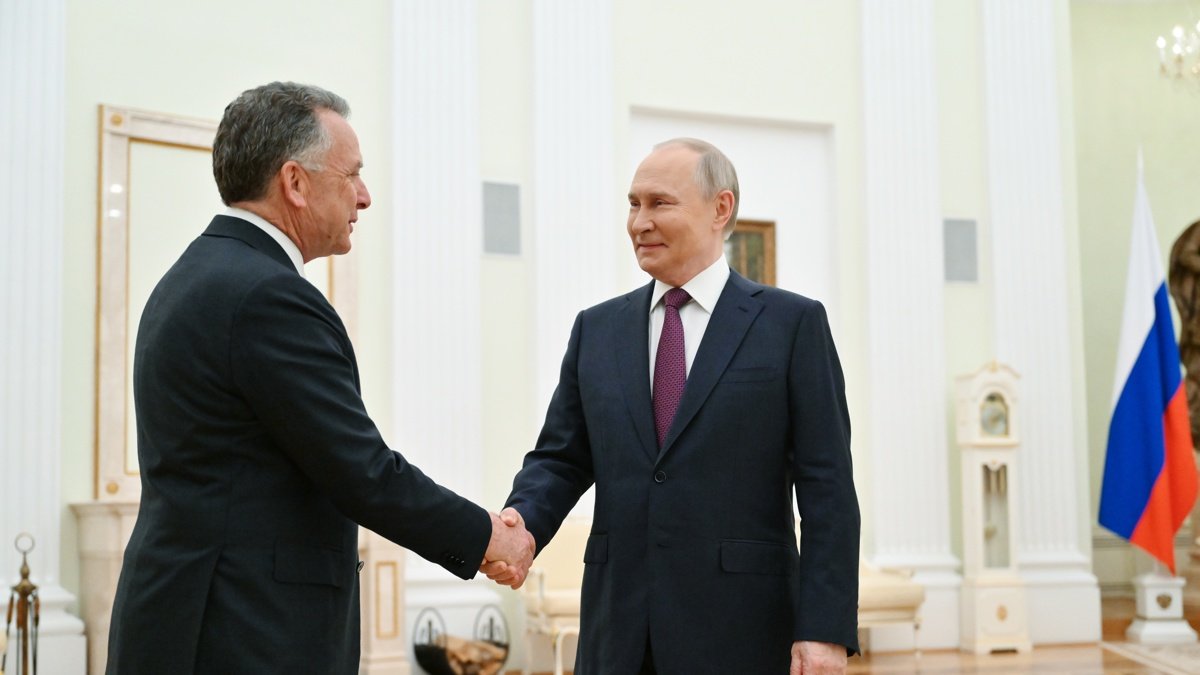 Autoridades rusas y estadounidenses estrechan la mano previo a su reunión en el Kremlin