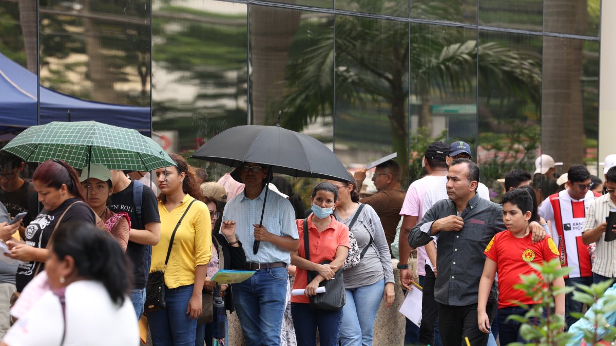 Fila. Ciudadanos esperan formar parte de la beca de inglés del Gobierno.