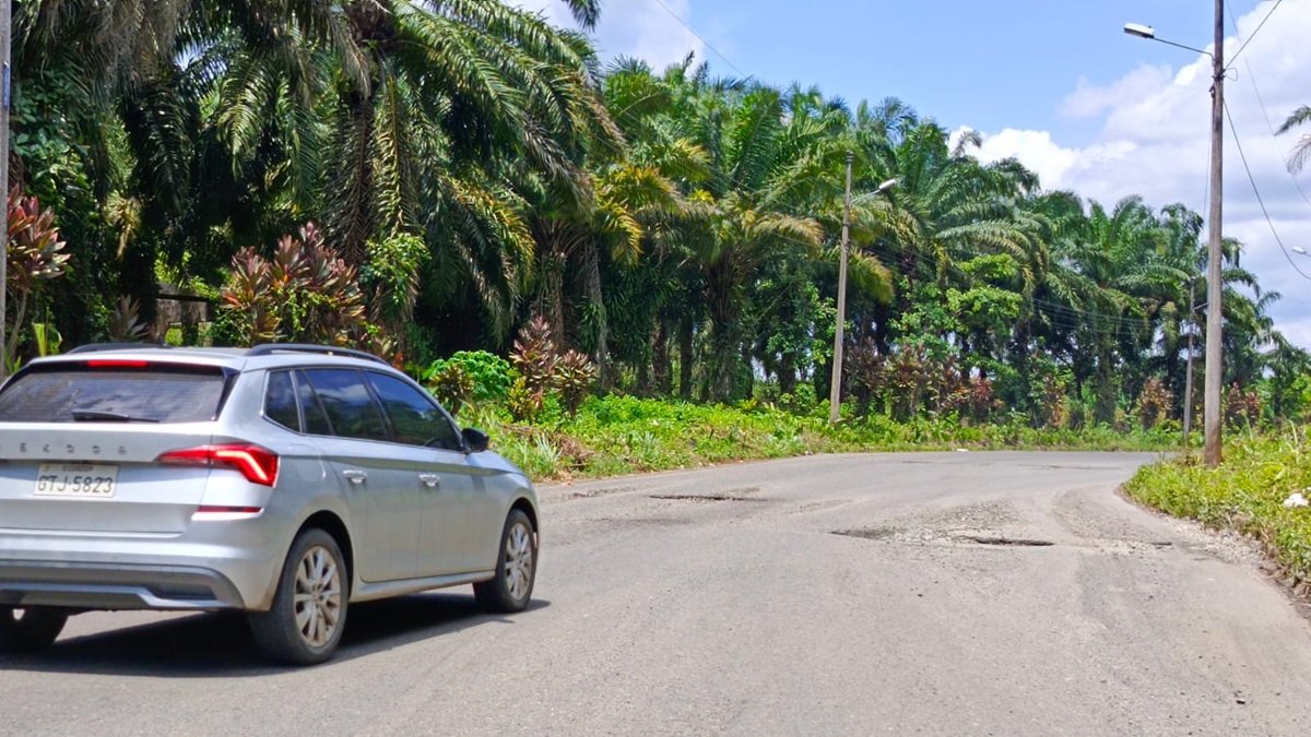 Huecos. Conductores lamentan la presencia de baches en la avenida Revolución Ciudadana. La vía está abandonada desde hace meses.