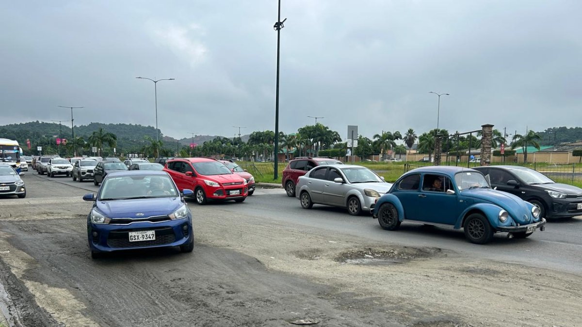En La Joya hay decenas de baches. En los exteriores de la etapa Platino es donde más se evidencia el problema