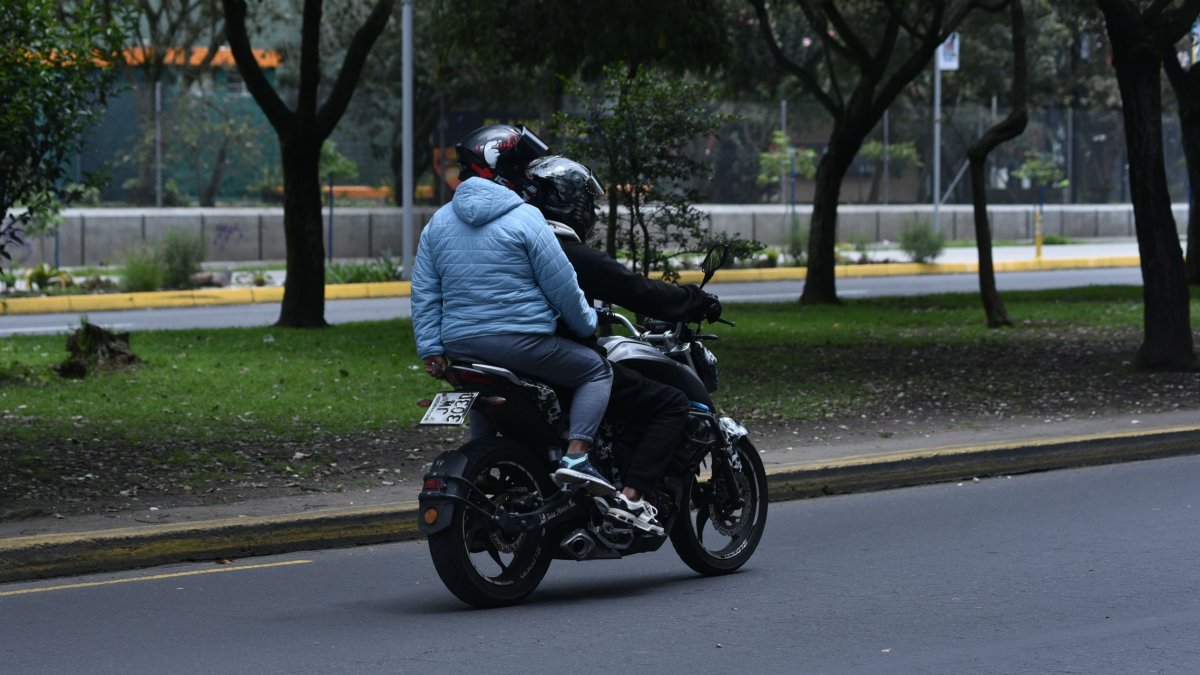 En Quito es prohibido que dos personas circulen en moto, bajo ciertas excepciones.